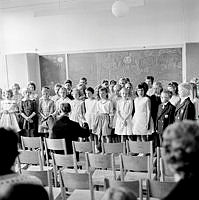 Sjungande barn på skolavslutning i Mariaskolan med musiklärare Erik Göransson som leder kören.