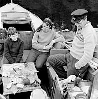 Måltid i motorbåtens sittbrunn. Fr.v. Mats Lindgren, Maud Lindgren och Gunnar Eckerrot.