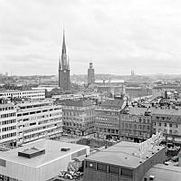 Utsikt från första hötorgshuset över Sergelteaterns tak mot Drottninggatan o. Mäster Samuelsgatan. I fonden Klara kyrka och Stadshuset.