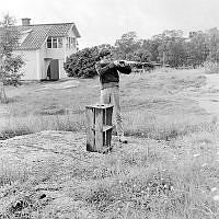 Mats Lindgren övar luftgevärsskytte vid sommarstället i Rävsnäs.