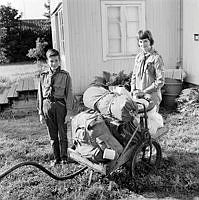 Mats Lindgren och Ingvor Lindgren med packning redo för scoutläger. Rävsnäs.