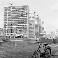 De fem hötorgshusen från söder, från nuvarande Sergels Torg. Till höger Sveavägens början.