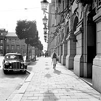 Trottoar vid kv. Jakob Mindre. Vy mot Arvfurstens palats och Fredsgatan. T.v. Gustav Adolfs torg.