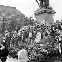 Folksamling runt Karl XIII:s staty i Kungsträdgården.