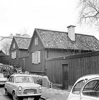 Åsögatan 197 och  Åsögatan 195, mot Skeppargränd.