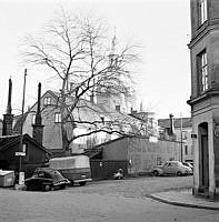 Korsningen Svartensgatan - Fiskargatan mot kv. Häckelfjäll och Katarina kyrka.