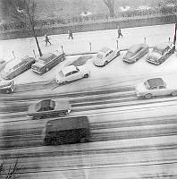 Parkeringsplats vid Sveavägen och Adolf Fredriks kyrka, i snöväder. Fågelperspektiv från Bonnierhuset, Sveavägen 56.