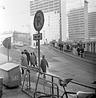 Hamngatan mot nuv. Sergels Torg. T.h. den provisoriska bron för Sveavägen. I fonden pågående byggnationer.