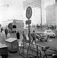 Hamngatan mot nuvarande Sergels Torg. I bakgrunden femte höghuset som är under byggnad.