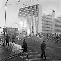 Hamngatan mot nuvarande Sergels Torg. Pågående byggnadsarbeten på femte hötorgshuset. T.h. provisorisk bro för Sveavägen.