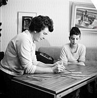 Mor (Maud Lindgren) och son (Mats Lindgren) spelar plockepinn i familjens vardagsrum på Oppundavägen 6.