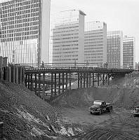 Arbeten för Hamngatans nya sträckning mot Sergels Torg. Över gropen den provisoriska bron för Malmskillnadsgatan.