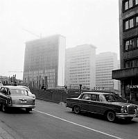 Hamngatan mot det blivande Sergels Torg. I bakgrunden de tre nedersta höghusen.