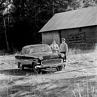 Mor (Maud Lindgren) och dotter (Ingvor Lindgren) vid familjens Opel Rekord.