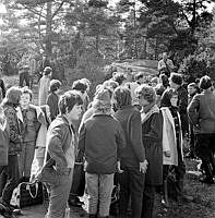 Scoutungdomar och ledare samlas för friluftsaktivitet.