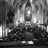 Musicerande ungdomar och åhörare i Maria kyrka.