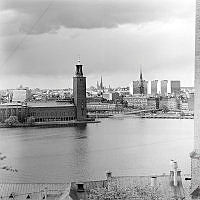 Utsikt från Skinnarviksberget över Riddarfjärden mot Stadshuset och Norrmalm. I förgrunden kv. Ludvigsberg.