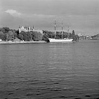 Strömmen sedd mot Skeppsholmen. T.v.  Gamla amiralitetshuset, t.h. segelfartyget af Chapman.