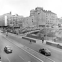 Sveavägen sedd mot kv. Järnplåten, Uppvaktaren och Putten. Trappor till  Oxtorgs - och Jakobsbergsgatan. I fonden de båda Kungstornen.