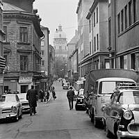 Olofsgatan vid korsningen Apelbergsgatan, mot Adolf Fredriks kyrka