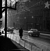 Upplandsgatan söderut från Tegnérlunden. Till höger Upplandsgatan 9 och 11, kv. Bergslagen. Juldekorationer upphängda över gatan.