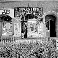 Cigarrhandel på Karlbergsvägen 85. Trolig innehavare Larsson F T.