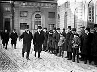 Yttre borggården, Kungliga slottet. Regeringsskifte 1920. Brantings socialdemokratiska regering på väg in till slottet.