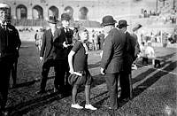 Stadion. Dagbladsstafetten. En flicka i samtal med funktionärer.