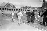 Stadion. Löpare växlar under Dagbladsstafetten.