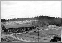 Utsikt mot sydväst i Bällsta småstugeområde. Ladugården i kvarteret Vindskupan före rivningen