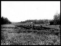 Djupdalsvägen under byggnad i Olovslunds småstugeområde.
I bakgrunden Olovsberg.