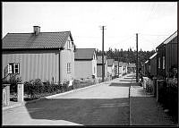 Öbackavägen söderut från Skällnoravägen i Åkeshovs småstugeområde