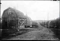 Pungpinan småstugeområde under byggnad vid Lugna Gatan söderut. Kvarteren Pungpinan t.h. och Hjälpsamheten t.v.