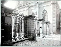 Tyska Kyrkogårdens portal vid Svartmangatan.