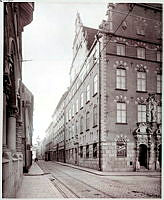Lilla Nygatan från Munkbron, Petersenska huset till höger.