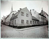 Klara församlings prästboställe, Klara Västra Kyrkogatan n:r 14 o. 16. Tvåvåningshuset t.h. är Klara Folkskolas annex, Stora Vattugatan 16.
