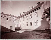 Västerut mot gårdssidan av Klara Västra Kyrkogata nr 16, Klara församlings kyrkoherdeboställe.