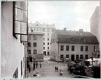 Hornsgatan 66, gårdssidan mot söder innan rivningen oktober 1906. En inkörsport av trä, med en mindre ingång på vardera sidan fanns tidigare. Gästgivaregård 1851-1876.