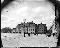Utsikt över Tegelbacken mot kvarteret Sjöhästen (Kronprinsens stall) och Järnvägsparken