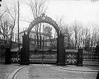 Portalen och grindarna till Skogsinstitutet, Strandvägen 58, Nobelparken.