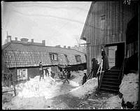 Snöbollskrig på gården vid Stigbergsgatan 23. Gatuhuset t.h. Gårdshuset revs på 1930-talet.