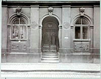 Munkbrogatan 2, portal och del av fasad.