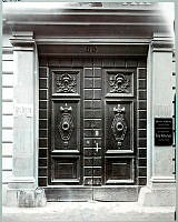 Portal till huset Drottninggatan 65.