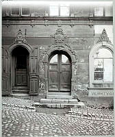 Husfasad med två portar och skulpterade portaler, Stora Glasbruksgatan 6.