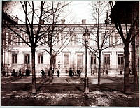 Kungsträdgårdsgatan 14, Barclayska huset och allén framför. Även kallat Wallenbergska huset.