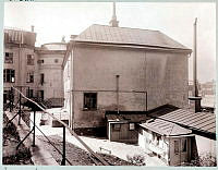 Stockholms stads arkiv, Birger Jarls Torg 12. Fasaden mot öster. I bakgrunden Birger Jarls torn.