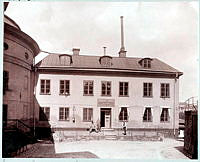 Stockholms stads arkiv, Birger Jarls Torg 12. Fasaden mot söder.