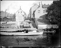 Utsikt mot kajen vid Gamla Kungsholmsbrogatan. Båtens namn är Signe.