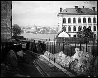 Renstiernas Gata norrut passerar Fjällgatan under en bro. Gatan har sprängts genom Stigberget. Fjällgatan 23 t.h.