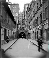 Brunkebergstunnelns västra mynning från Tunnelgatan. Tunneln började byggas sommaren 1884 och invigdes i juni 1886. Trapporna leder till Malmskillnadsgatan.